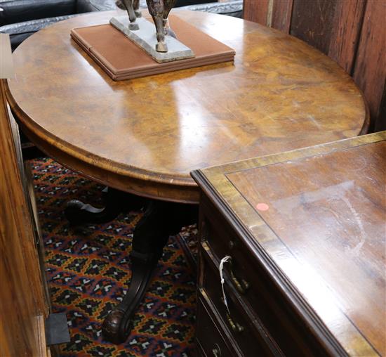 A Victorian walnut oval breakfast table W.135cm